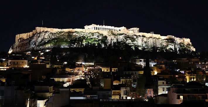 Die Akropolis von Athen thront ca. 60&nbsp;m über dem Rest der Stadt und ist dadurch bei Tag und Nacht gut aus der Ferne zu fotografieren.