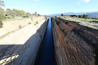 Der Kanal von Korinth ist unten nur 25&nbsp;m breit, kann aber bis zu 320&nbsp;km Weg abnehmen.